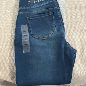 Avenue woman’s butter jeans 14 average new never worn new$26 list $15